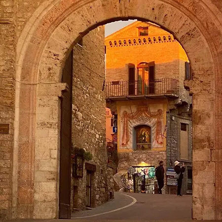 Frate Elia - A 50 Mt Dalla Basilica Di San Francesco Assisi